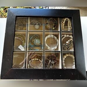 Bombay jewelry display w/accessories